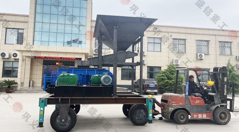 1012移動對輥破碎機時產(chǎn)量多少噸?價格多少錢一臺